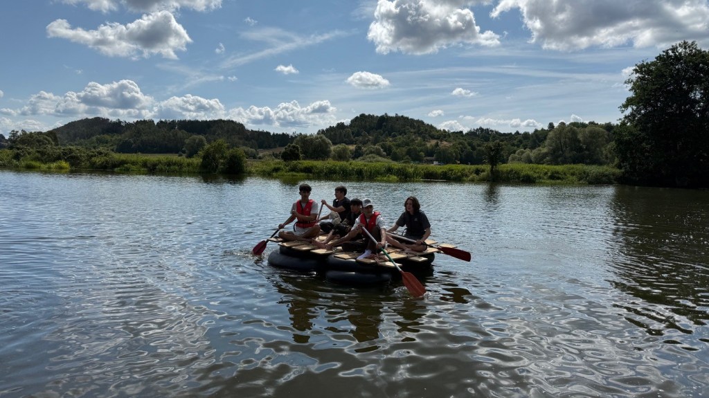 Wir bauen ein Floß und genießen den&nbsp;Fluss